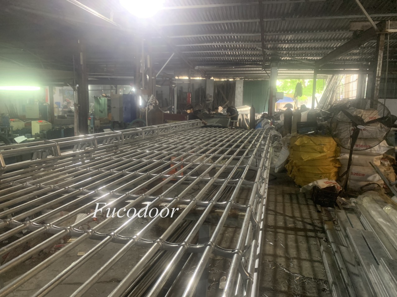 Cửa cuốn song ngang sơn tĩnh điện ống tròn phi 19 dầy 1.1ly