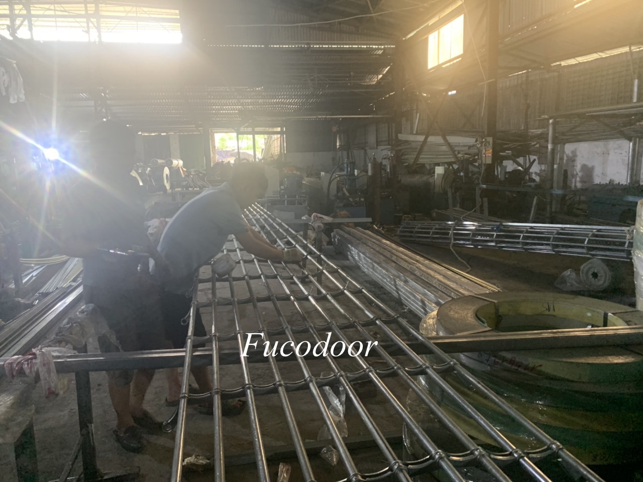 Cửa cuốn song ngang sơn tĩnh điện ống tròn phi 19 dầy 1.3ly