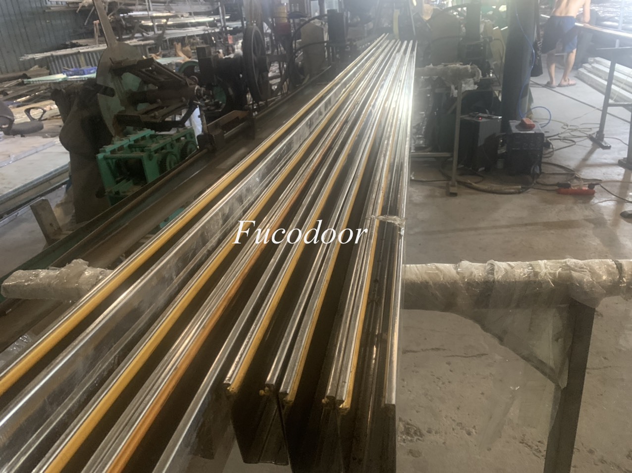 Cửa cuốn song ngang sơn tĩnh điện ống tròn phi 19 dầy 1.3ly