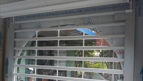 Cửa cuốn trong suốt Polycarbonate kéo tay
