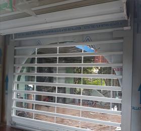 Cửa cuốn trong suốt Polycarbonate kéo tay
