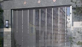 Cửa cuốn song ngang hộp 20x20 INOX 304